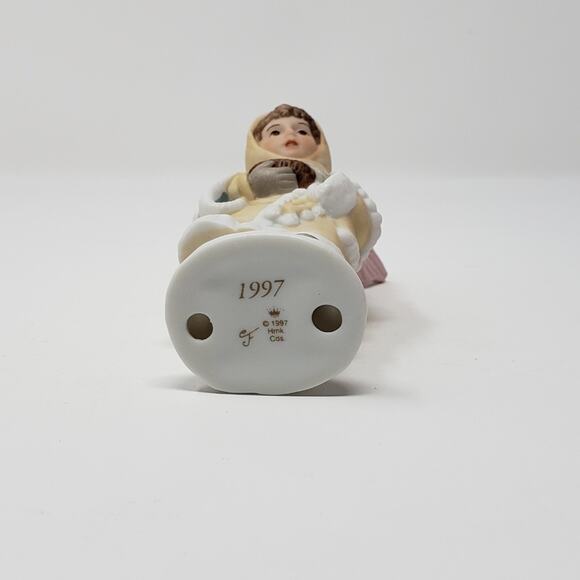 1997 Hallmark Angel Friend Handcrafted Keepsake Holiday Christmas Ornament. - Picture 7 of 7